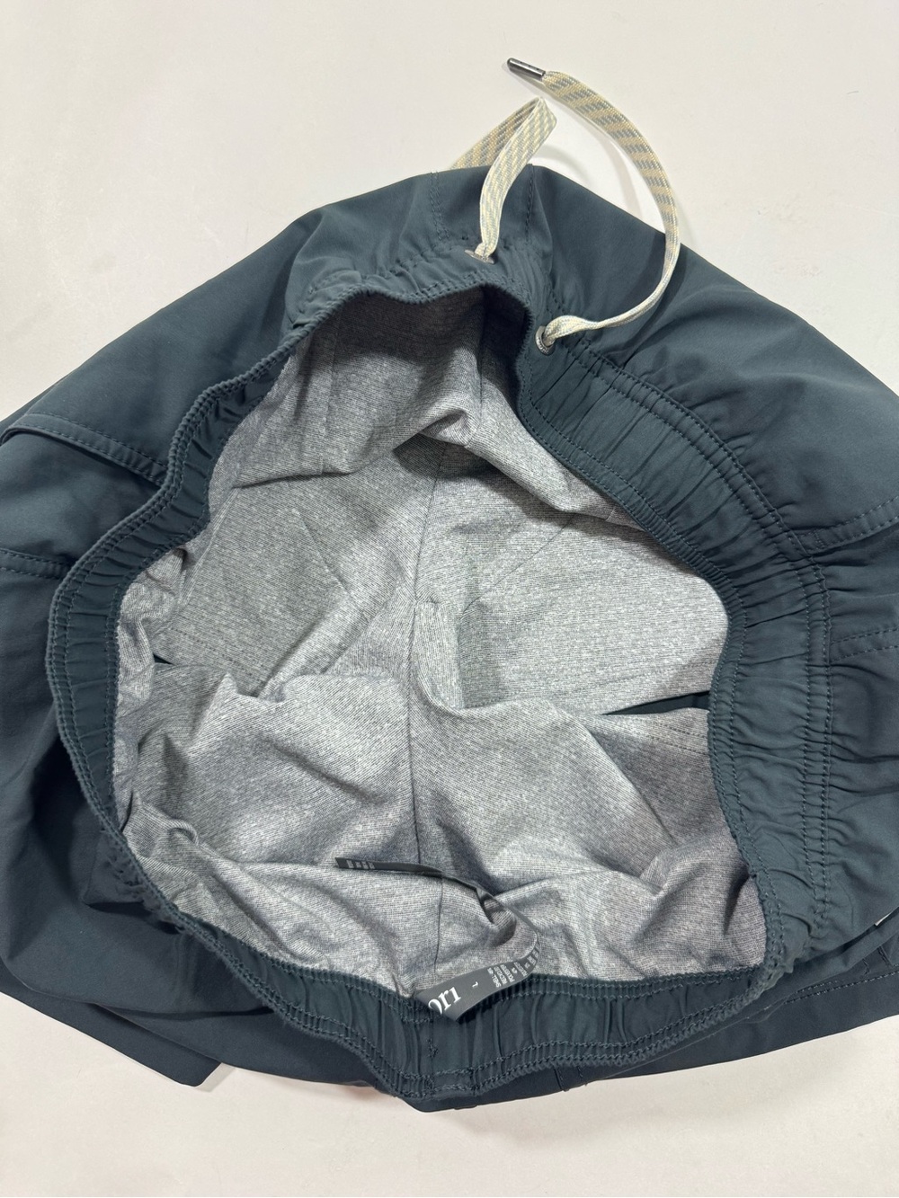 Vuori Kore Short Lined 7 Inch Grey - Picture 4 of 8